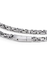 RVS kettingarmband met in elkaar grijpende rechthoekige schakel en een platte sluiting, gepolijste afwerking met een gladde textuur.