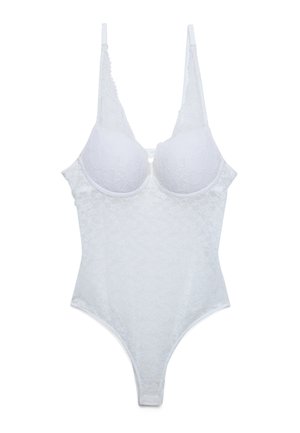 Białe koronkowe body z fiszbinami w miseczkach, regulowanymi ramiączkami oraz dolną częścią w stylu stringów na jednolitym białym tle.