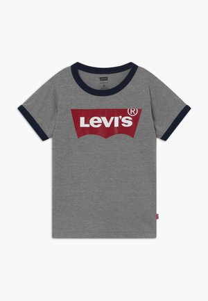 T-shirt gris à manches courtes avec col et poignets bleu marine, avec un grand logo rouge Levi’s sur la poitrine.