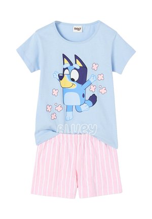 Hellblaues kurzärmeliges Oberteil mit tanzendem, blauem Cartoon-Hund und rosa Blumen, kombiniert mit rosa-weiß gestreiften Shorts.