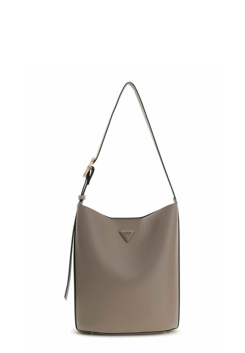 Sac à bandoulière en cuir gris lisse avec un dessus incurvé, orné d'un logo triangulaire et d'une fine bandoulière pour le port.