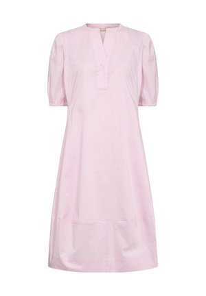 Svetloružové bavlnené šaty s výstrihom do V, krátkymi nariasenými rukávmi a voľným A-čkovým strihom. Dokončené gombíkovým detailom na výstrihu.