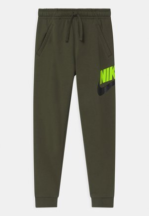 Ciemnozielone spodnie dresowe z elastycznym pasem, sznurkiem, bocznymi kieszeniami i dużym neonowo-żółtym i czarnym logo Nike na jednym udzie.