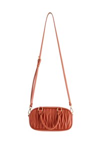 Pikowana pomarańczowa skórzana torba z podwójnymi uchwytami i odczepianym paskiem na ramię. Złote akcenty z metalowymi elementami. Prostokątny kształt z teksturowaną powierzchnią.