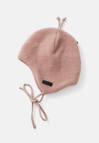 Weicher rosa Fleece-Babyhaube mit Ohrenklappen, gebundenen Kinnriemen und zwei geknoteten Stoffschlaufen oben, flach auf einem weißen Hintergrund ausgelegt.