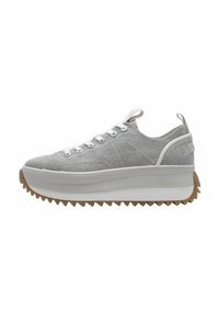 Sneaker in tela grigia con una spessa suola piattaforma bianca, caratterizzata da scanalature a zigzag. Lacci e linguetta sul retro in bianco. Dettaglio del marchio visibile di lato.