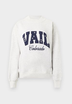 Grijze trui met geribbelde manchetten en zoom. Heeft marineblauwe blokletters met de tekst "VAIL" en "Colorado" in cursief, geaccentueerd met witte details.