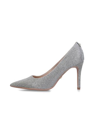 Chaussure à talon haut pour femme en paillettes argentées avec bout pointu et talon fin, montrée de profil sur fond blanc.