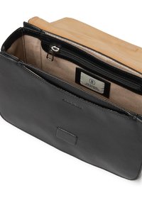 Svart läderväska med en beige inredning, som har en dragkedjeficka och en märkesetikett. Slät textur och rektangulär form med minimal hårdvara.