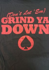 Černé tričko s výrazným červeným textem: "(Nenech je) TĚ ZEMDLET" s prasklou texturou; pod textem je červený symbol karty srdce.