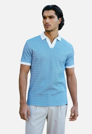 Rövid ujjú, világoskék ing, geometriai mintával, fehér gallérral és mandzsettával, puha anyagból készült.