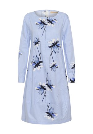 Kék és fehér csíkos, hosszú ujjú ruha virágmintával, kerek nyakkal és laza fazonnal, gyűrődésekkel az alján.