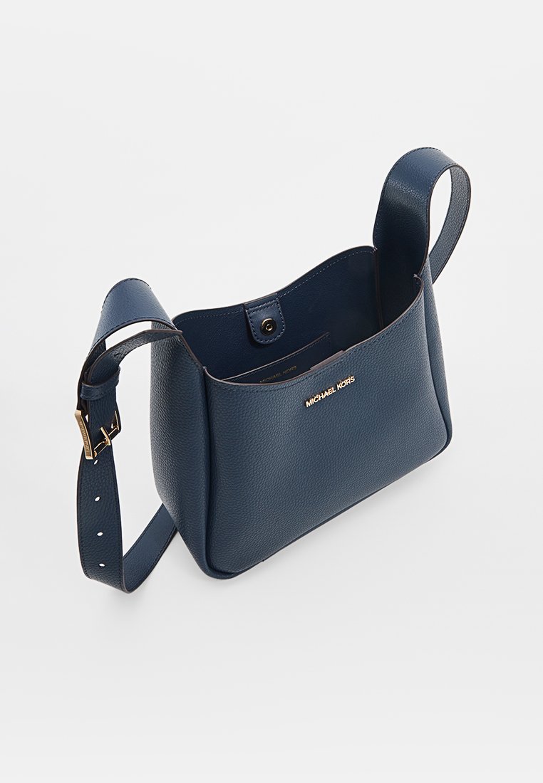 Sac à main en cuir bleu marine avec une finition texturée, bandoulière réglable et quincaillerie dorée. Conception à ouverture supérieure avec un intérieur simple.