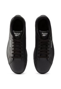 Mustat Reebok-lenkkarit, joissa on synteettinen päällinen, pyöreä kärki, litteät nauhat, pehmustettu nilkkaosa ja huomaamattomat logokoristukset sivuilla ja kielellä.