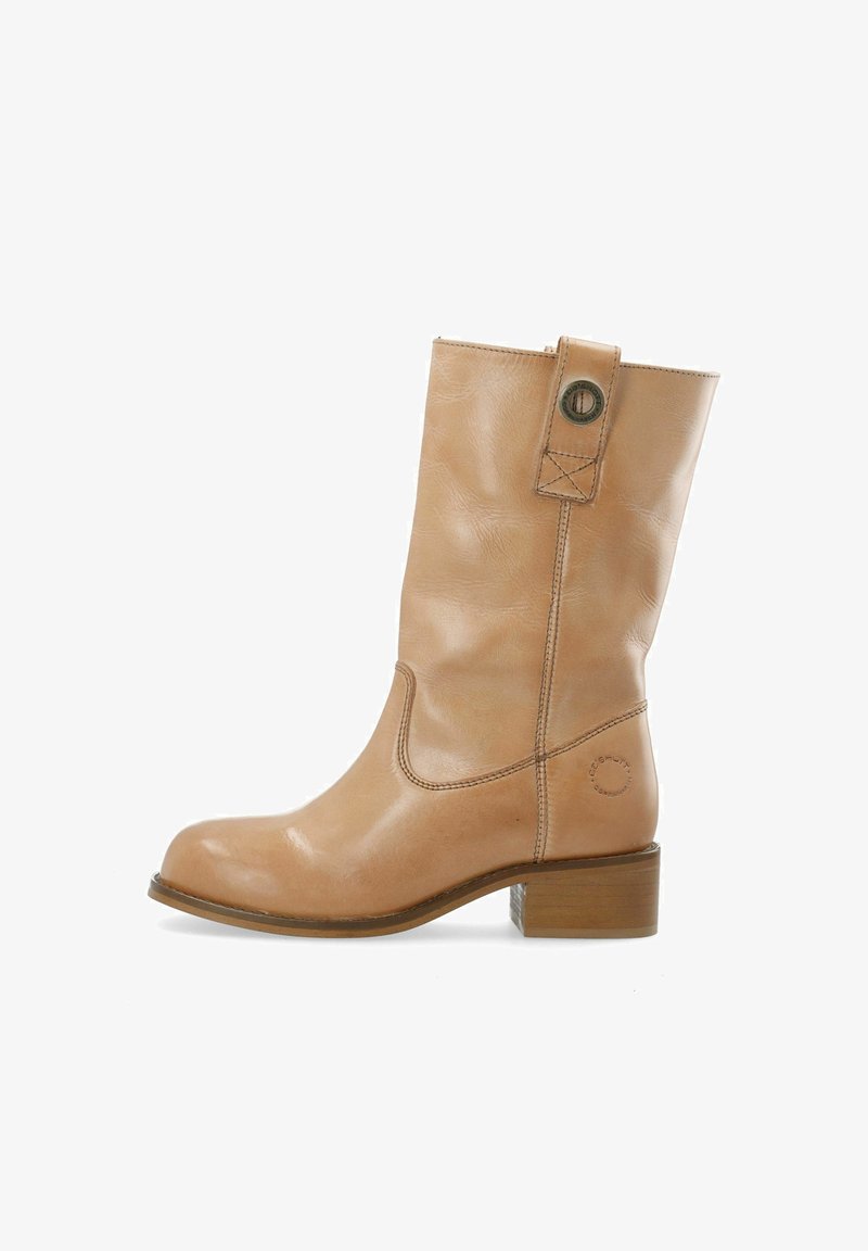 Smeđi kožni gležnjač s okruglim vrhom, niskom blok petom, bočnim šavovima i detaljem na kopči uz cipele. Glatka tekstura.