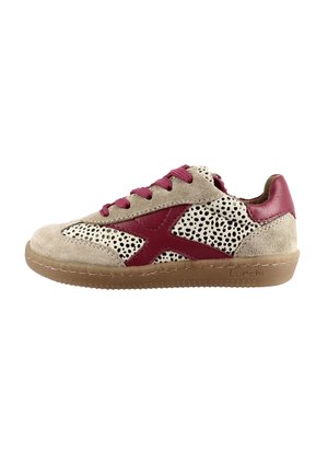 Beige ruskindssneakers med bordeaux læderdetaljer og sort prikmønster. Har snørebånd og en tekstureret, gummisål.