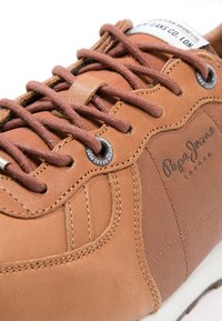 Pepe Jeans Tenisky - dark brown