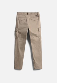 Béžové cargo kalhoty s rovnými nohavicemi, několika bočními kapsami a hladkým, texturovaným materiálem. Zadní kapsy s klopovými zavíráními.