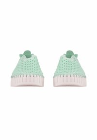 Groene geperforeerde schoenen met een ronde vorm, voorzien van een roze gestructureerde zool en een bijpassende hieltab voor gemakkelijk aan- en uittrekken.
