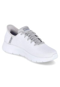 Scarpe sportive bianche con una tomaia in mesh traspirante, dettagli grigi, design con lacci e una suola bianca spessa e imbottita.