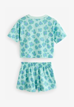 Ensemble deux pièces bleu clair comprenant un haut à manches courtes et un short à taille élastique, tous deux ornés d'un motif de formes abstraites bleu foncé.