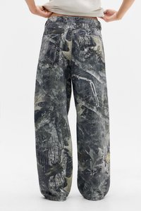 Lässige Denim-Hosen mit einem Blatt-Tarnmuster in Grautönen und Grün, ausgestattet mit zwei Gesäßtaschen und gestickten Akzenten.