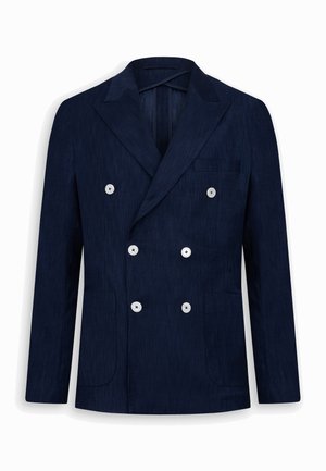 Blazer azul marino de doble botonadura con seis botones blancos, solapas con muesca, un bolsillo en el pecho y dos bolsillos parche en la parte inferior, exhibido sobre un fondo blanco.