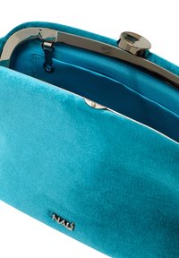 Turkusowa welurowa kopertówka z metalową srebrną ramką i zapięciem, z gładką podszewką wewnętrzną oraz wewnętrzną kieszonką.