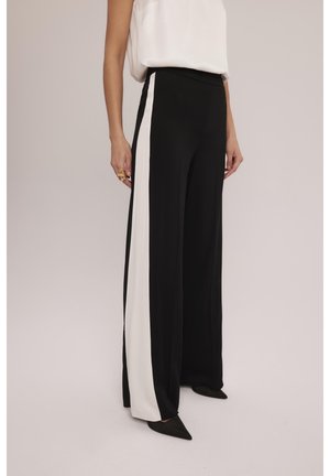 - Spodnie materiałowe