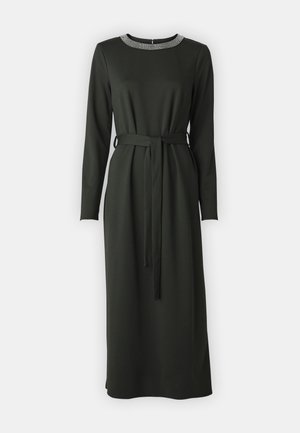 Duga, tamno zelena haljina s dugim rukavima, remenom u struku i detaljem od perlica na izrezu. Izrađena od glatkog, čvrstog materijala s ravnim krojem.