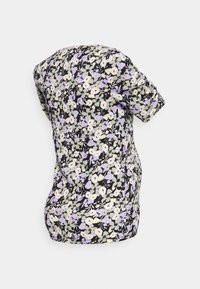 T-shirt floral em preto, com flores roxas e creme. Mangas curtas, gola redonda, tecido com textura canelada e uma silhueta ajustada.