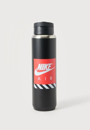 Grande bouteille d'eau en métal noir avec un couvercle noir à rabat et une étiquette rouge avec le logo Nike Air à l'avant.