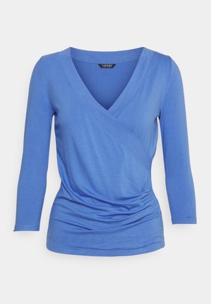 Niebieski, długi rękaw, zakładany top z dekoltem w serek i marszczeniem w talii, prezentowany na białym tle.