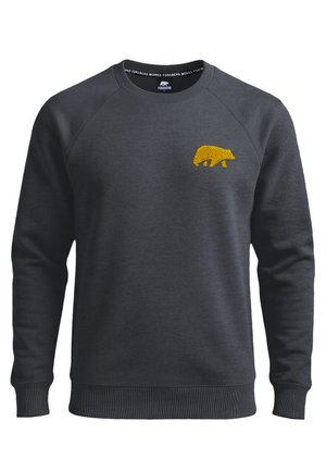Sudadera de cuello redondo de color gris oscuro con mangas largas y un pequeño oso amarillo bordado en el pecho izquierdo.