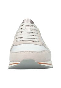 Baskets blanches et gris clair, combinant cuir lisse et daim. Bout arrondi, lacets à l'avant et accents texturés sur le dessus.