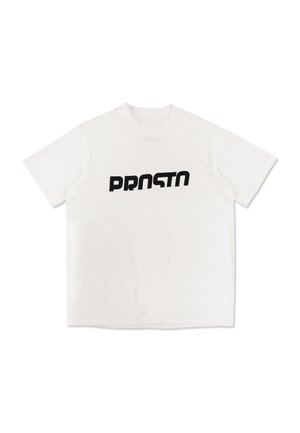 Biała bawełniana koszulka z krótkimi rękawami i okrągłym dekoltem. Czarny nadruk z napisem "PRNSTN" na przodzie. Gładka tekstura, luźny krój.