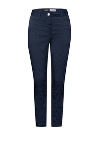 Tmavě modré slim-fit kalhoty vyrobené z hladké látky, s předním zapínáním na knoflík, poutky na pásek a jemným prošíváním po stranách.