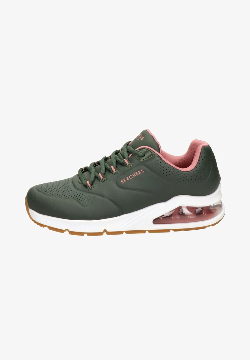 Ciemnozielony sneaker Skechers z różowymi akcentami, białą podeszwą, poduszką powietrzną w pięcie, wiązaniem na sznurowadła oraz brązową, bieżnikowaną podeszwą zewnętrzną.