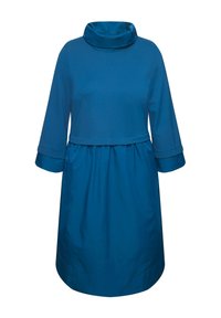 Robe bleue longueur genoux avec un col haut ample, des manches trois-quarts et un détail froncé à la taille.