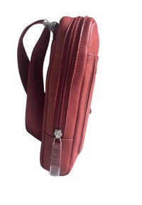 Borsa in pelle rossa con superficie testurizzata, dotata di due cerniere e di una tracolla in tessuto. Forma compatta e rettangolare con finitura liscia.