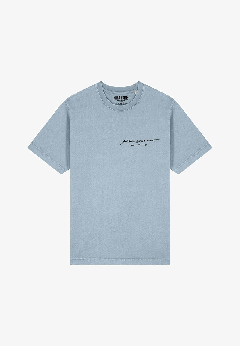 Šviesiai mėlyna medvilninė marškinėliai su trumpomis rankovėmis. Priekyje yra juodos spalvos rašmenimis užrašas "sek savo širdimi" ir paprasta rodyklės dizainas.