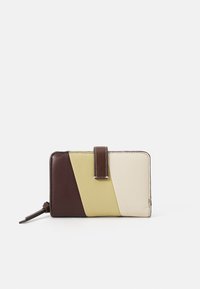 Portafoglio in pelle caratterizzato da un design geometrico nei colori marrone, giallo e crema; include una chiusura a toggle e dettagli di cucitura visibili.