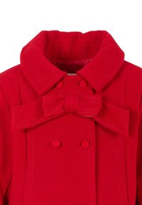 Rode wollen jas met een grote strikdetail ter hoogte van de taille, een dubbelgeknoopte voorkant en een brede kraag. Heeft afgeronde knopen en zichtbare stiknaden.