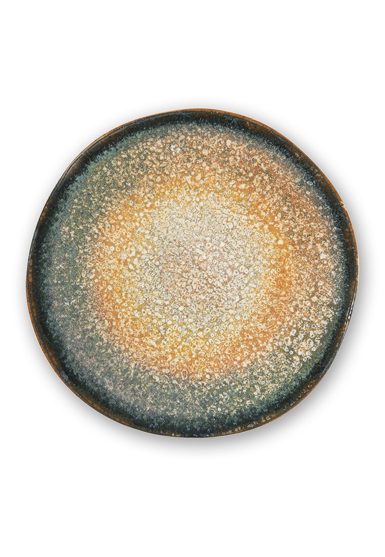 Runder Keramikteller mit strukturierter Glasur in Orange, Beige und Dunkelgrün, die ein kreisförmiges Farbverlaufsmuster bildet.