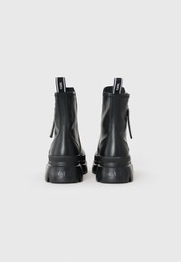 KARL LAGERFELD TREKKA MAX - Bottines compensées - black
