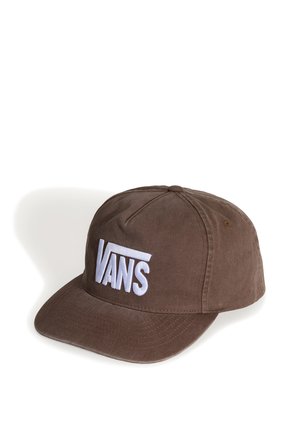 Brązowa czapka bejsbolowa Vans z białym wyszywanym logo z przodu, zakrzywionym daszkiem i regulowanym paskiem z tyłu, pokazana na białym tle.