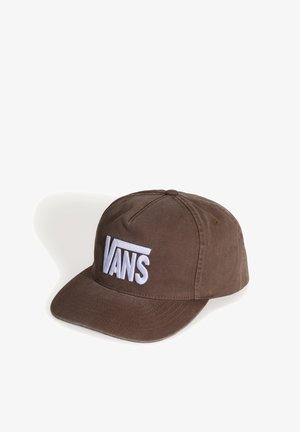 Brun Vans baseballkasket med hvidt broderet logo foran, buet skygge og justerbar bagrem, vist på hvid baggrund.