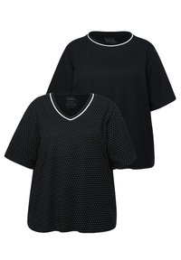 Zwarte T-shirts, één effen met een ronde hals, de andere met witte stippen en een V-hals. Beide hebben een witte rand op de halslijnen.