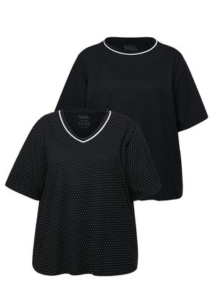 Schwarze T-Shirts, eines einfarbig mit Rundhalsausschnitt, das andere mit weißen Punkten und V-Ausschnitt. Beide verfügen über weiße Abschlüsse an den Ausschnitten.