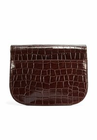 Brązowa kopertówka z wytłoczonym wzorem krokodyla o błyszczącym wykończeniu, z zaokrąglonym zapięciem klapowym, bez widocznych elementów metalowych czy ozdób.